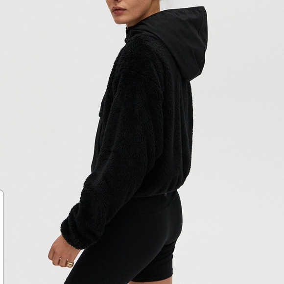 TNA ARITZIA Keaton Mullein Fuzzy Cropped Hoodie - Picture 4 of 12